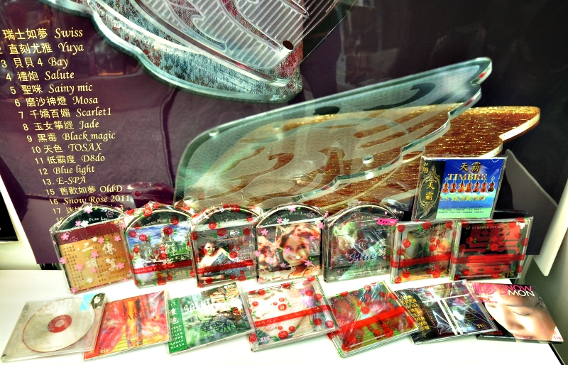 Win Win shop window display