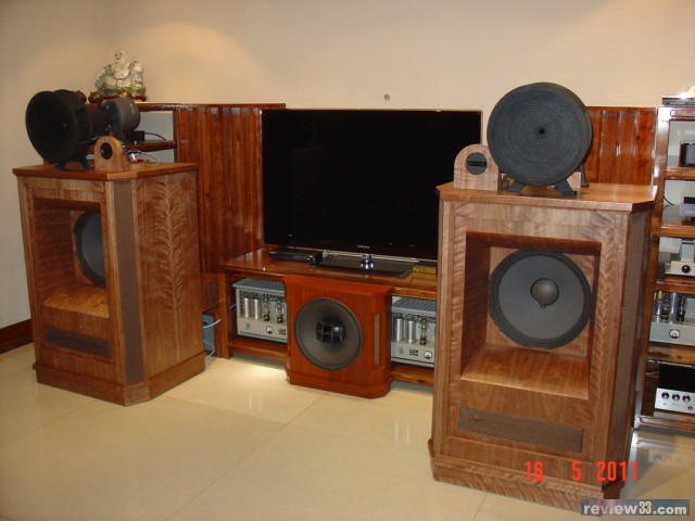 16575 hing's system
Vili兄,
经过数月的耐心等待, 我的JBL18寸低音+375+大蜂巢+2045高音终於可以开声, 刚听完 Unplug2....Wow,真系现场一椽! 原来从前用A7听少那么多...估计再微调後效果会更好, 相信这几晚要牺牲睡眠, 把所有Crystal唱片重听一次不可!!!