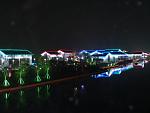 蘇州李公堤是整條街跨在金雞湖上, 旁邊是號稱亞洲最大水舞.