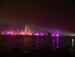 蘇州李公堤是整條街跨在金雞湖上, 旁邊是號稱亞洲最大水舞.