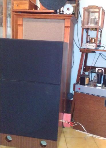 A,B test woofer sound.
3 way horn speaker