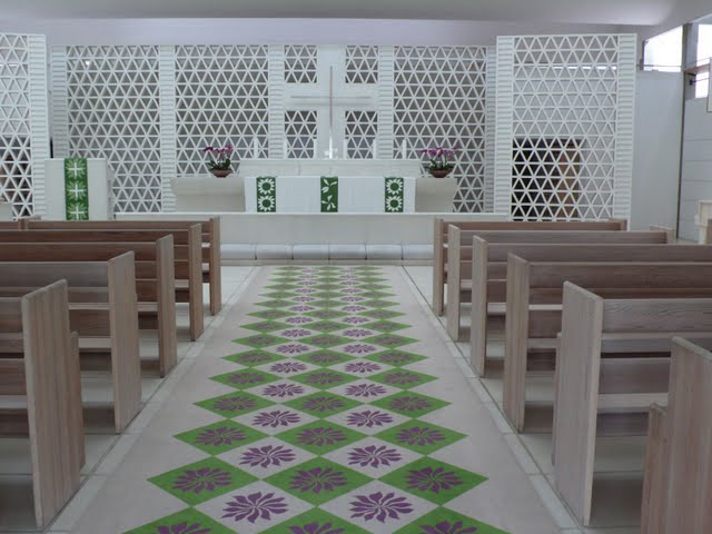 教堂內走道的地毯,用色及幾何設計不同一般教堂!是教堂內相當吸引人注目的設計,簡單卻優雅!