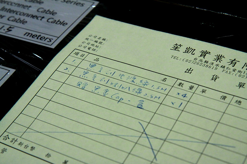 四條電源線，一對喇叭線，從訊源、前級、一對後級、喇叭整套西裝（還缺訊號線這件褲子...）