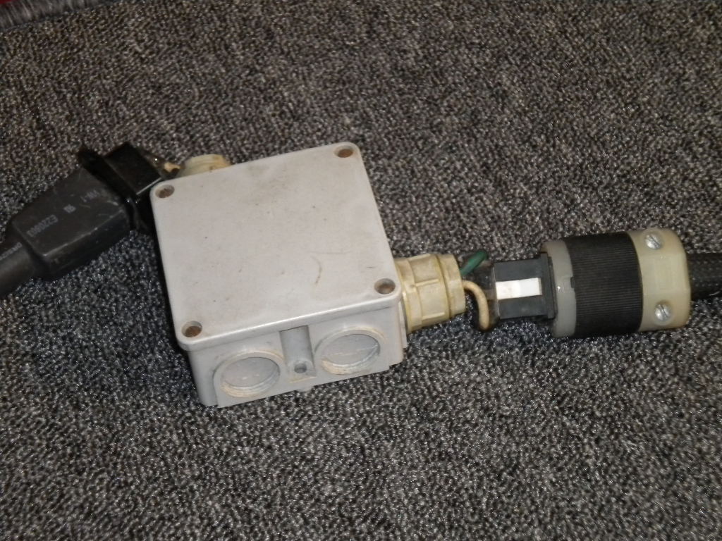 數位器材用的電源慮波器也是自己做的也是比過有效果才拔不下來呀
數位器材如不隔離濾波高頻雜訊會串到整個係統的高價位器材會做在機器裡所以聲音會明顯乾淨多啦